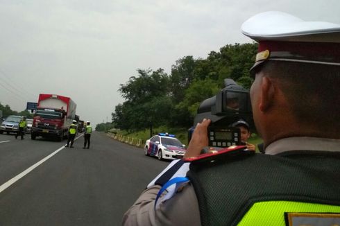 Polisi Tilang Mobil yang Langgar Batas Kecepatan di Tol