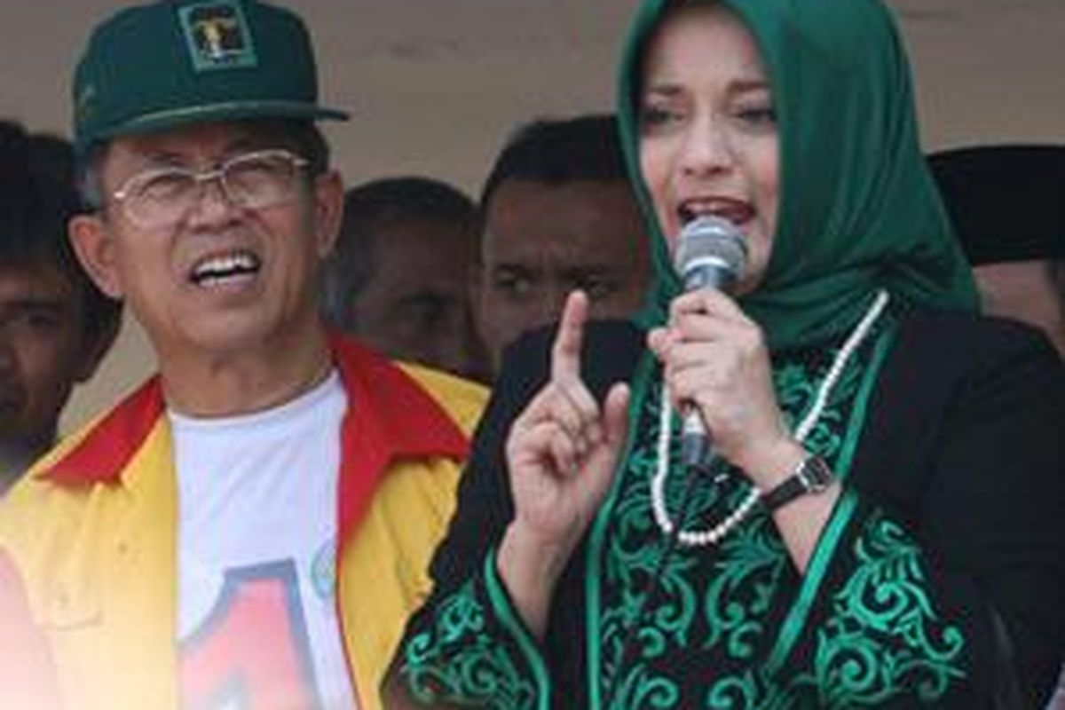 Marissa Haque saat berkampneye bersama Dada Rosada di Kecamatan Ujung Berung, Bandung, Kamis (31/7). Marisaa kini kecewa karena Dada akan membangun hutan kota Babakan Siliwangi menjadi rumah makan.