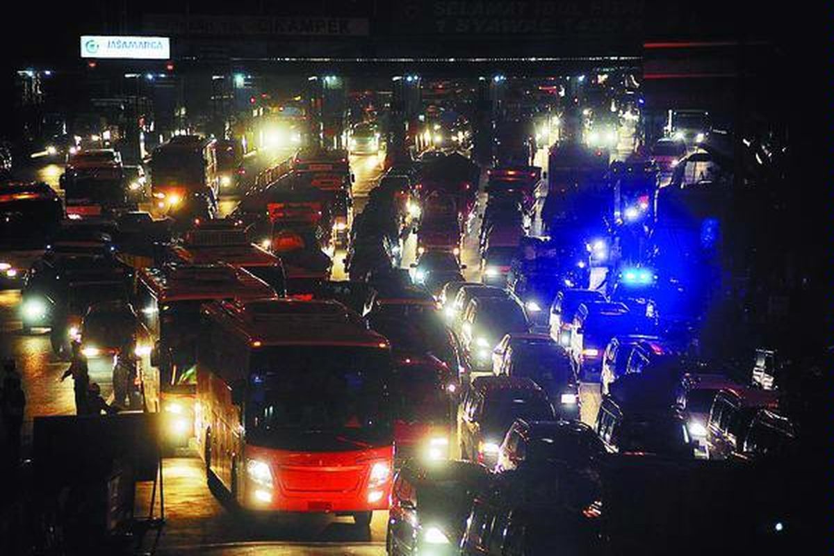 Kepadatan kendaraan yang keluar dari pintu Tol Cikampek, Cikampek, Jawa Barat, mulai terjadi sekitar pukul 20.00, Kamis (17/9). Untuk mengurangi penumpukan antrean, petugas melakukan sistem buka tutup jalur.