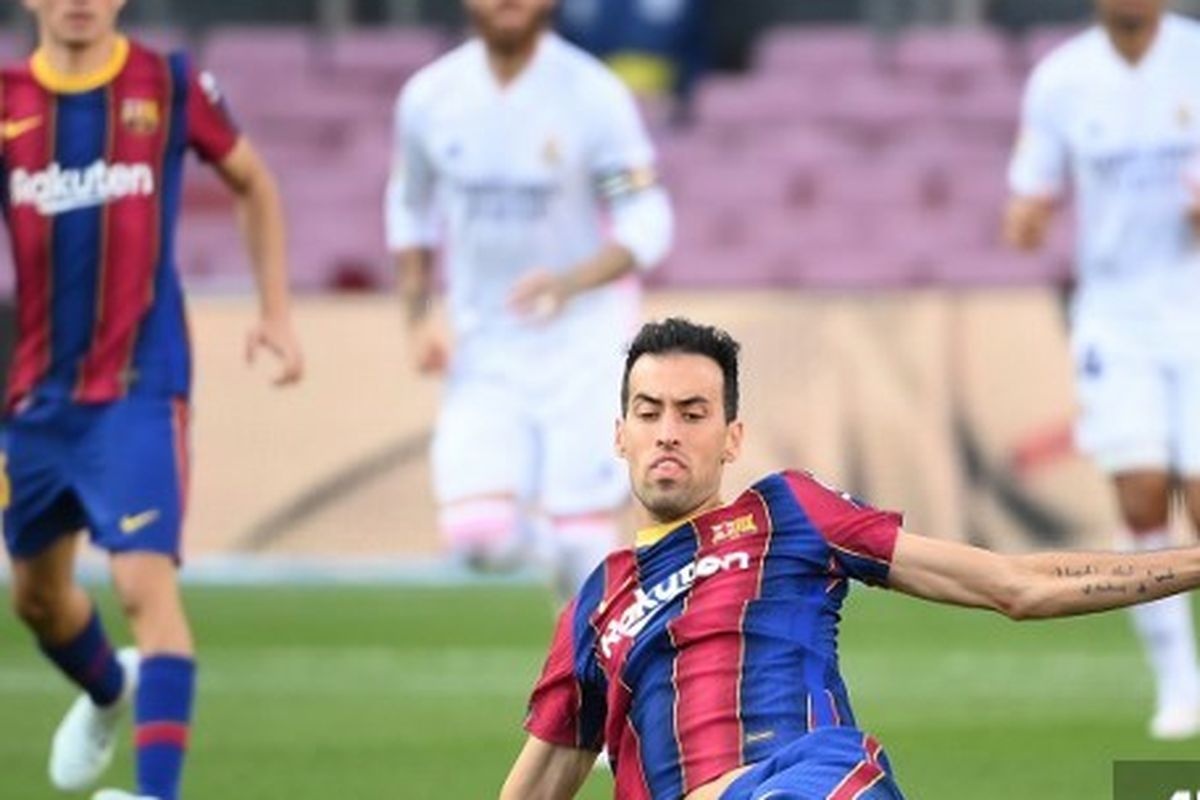 Gelandang Barcelona, Sergio Busquets dalam partai El Clasico, Sabtu (24/10/2020).