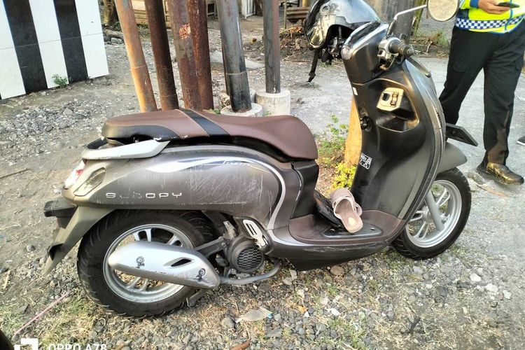 Pemotor tewas dalam kecelakaan motor ditabrak truk dari belakang di Jalan Wates - Yogyakarta, Padukuhan Karongan, Kalurahan Kedungsari, Kapanewon Pengasih, Kabupaten Kulon Progo, Daerah Istimewa Yogyakarta. Satu korban lain alami luka ringan.