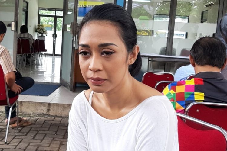Karen Pooroe ditemui di rumah duka RS Fatmawati, Jakarta Selatan, Minggu (9/2/2020).