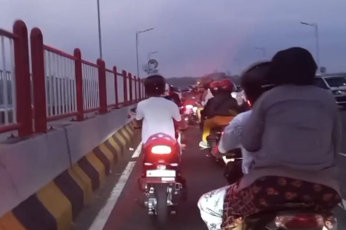 Warga Madura memadati Jembatan Suramadu, Sabtu (15/6/2024) yang hendak Toron menyambut Idul Adha. Mereka Toron untuk merayakan Idul Adha tahun ini.