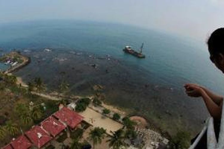 Pemandangan dari mercusuar Anyer, Serang, Banten, Minggu (21/8/2011). Mercusuar setinggi 75 meter ini terletak di Nol Kilimeter Jalan Raya Anyer Panarukan yang dibangun oleh Gubernur Jenderal Daendels tahun 1885 pada masa Pemerintahan Hindia Belanda. Mercusuar masih berfungsi untuk memandu para nahkoda kapal yang melintas Selat Sunda. Di mercusuar ini juga terdapat jejak tsunami letusan Gunung Krakatau 1883. Sebelumnya sudah ada mercusuar tapi hancur dihantam tsunami dan puingnya masih tersisa dekat mercusuar yang ada sekarang.