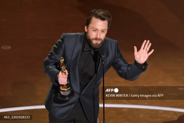 Raih Best Supporting Actor di Oscar 2025, Kieran Culkin Kenakan Tuksedo 