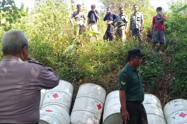 Sejumlah drum kosong yang diduga mengandung limbah B3 di perkebunan Desa Tajur, Kecamatan Citeureup, Kabupaten Bogor, diamankan Polsek Citeureup, Jumat (12/7/2019)