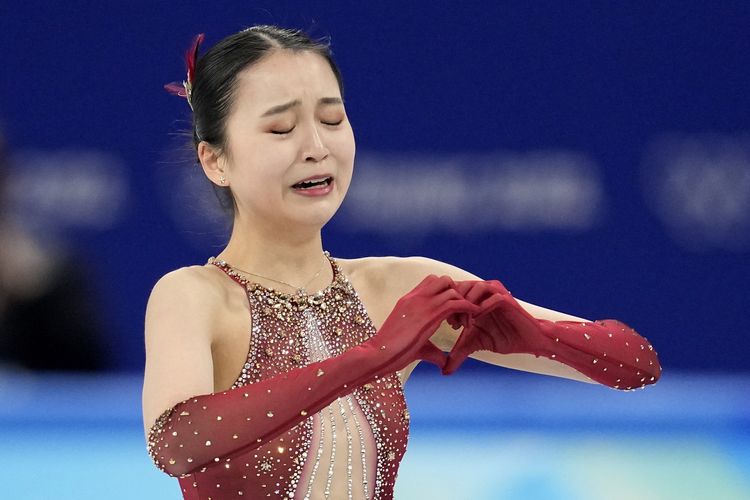 Atlet China kelahiran Amerika Serikat, Zhu Yi, menahan tangis setelah jatuh di pertandingan Olimpiade Beijing, Senin (7/2/2022).