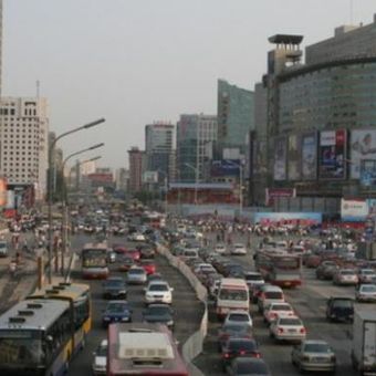 Pemerintah kota Beijing akan membatasi kendaraan bermotor dengan penerapan sistem ganjil genap untuk memerangi polusi udara.