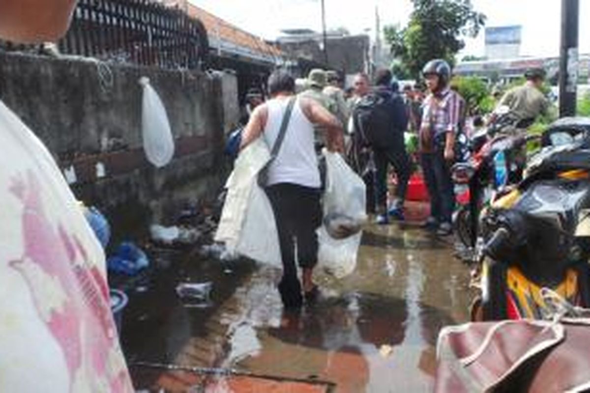 Satpol PP Jaktim menertibkan PKL yang berada di kawasan Jatinegara, Jakarta Timur. Kamis (31/7/2014).