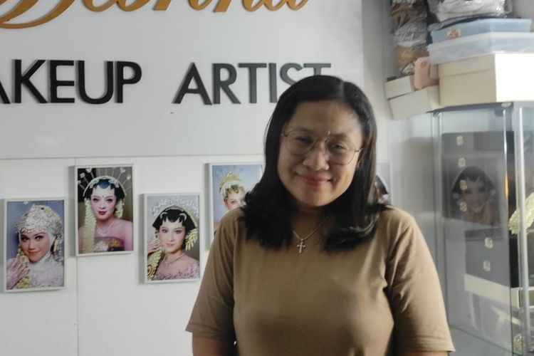 Make Up Artist (MUA) asal Sukoharjo Debrina Dewi Widiasari menolak tawaran merias Kaesang Pangarep dan Erina Gudono karena sudah ada permintaan pengantin lain.