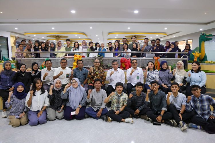 Menteri Ketenagakerjaan Yassierli meninjau pelaksanaan program pemagangan nasional di PT Yupi Indo Jelly Gum Tbk, Gunung Puteri, Bogor, Jawa Barat, Rabu (6/5/2026). 