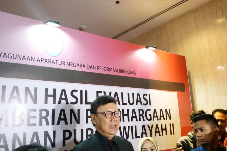 MenPAN-RB Tjahjo Kumolo memberikan keterangan usai menghadiri Penyampaian Hasil Evaluasi dan Penghargaan Pelayanan Publik Wilayah II tahun 2019 di bilangan Pacenongan, Jakarta Pusat, Jumat (22/11/2019). 