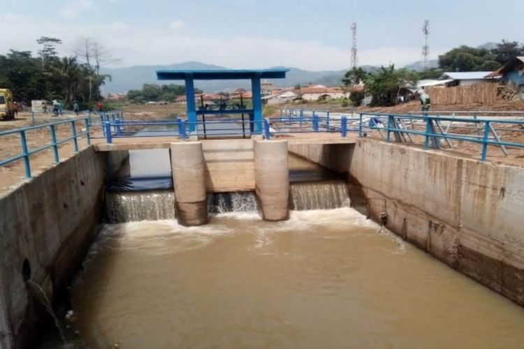 Penataan DAS Citarum dilakukan secara terpadu mulai dari perbaikan atau normalisasi badan sungai, peningkatan kapasitas sungai dengan pembangunan terowongan