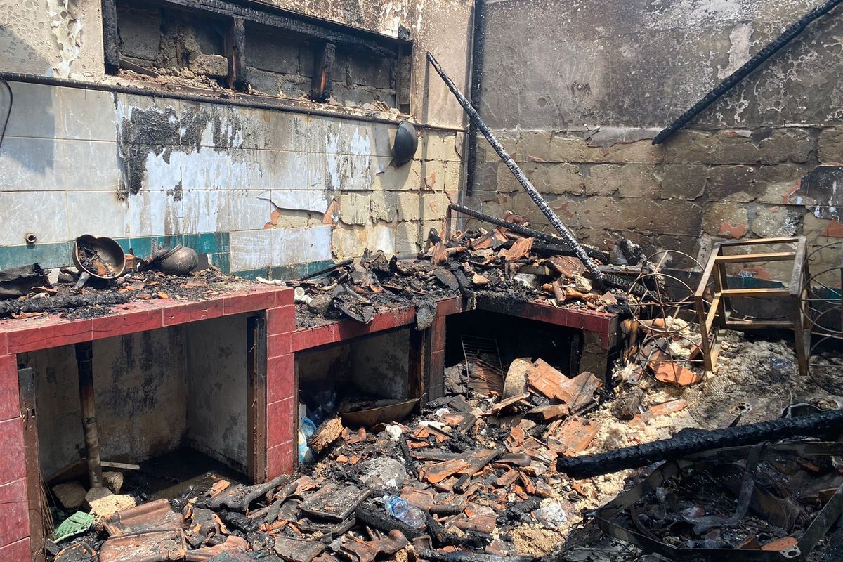 Sebuah toko agen gas dan air mineral di Gang Melati, Gandul, Cinere, Depok, terbakar akibat dugaan kebocoran tabung gas, Jumat (26/4/2024).
