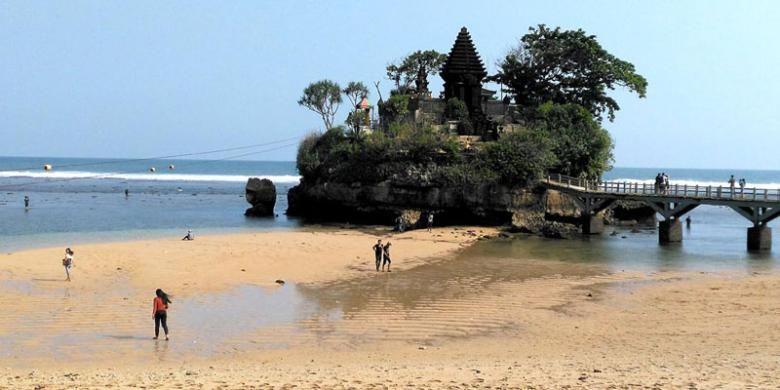 Mencari ketenangan di tengah kesibukan sehari-hari, Pantai Balekambang di Srigonco, Bantur, Kabupaten Malang, Jawa Timur, bisa menjadi pilihan tepat bagi pengunjung. Kawasan pantai seperti Tanah Lot, Bali, ini berjarak 60 kilometer dari Kota Malang dengan kondisi jalan mulus.