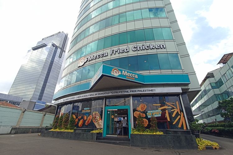 Outside Mecca Fried Chicken in West Jakarta, Wednesday (5/2/2025). 