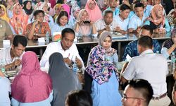 Presiden Jokowi dan Menaker Makan Siang Bareng Buruh Pabrik Sepatu