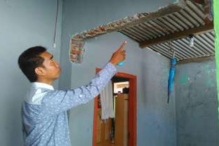 Rumah warga rusak akibat gempa