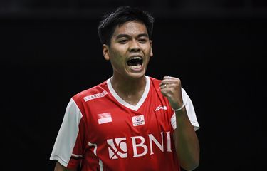 Ekspresi dari pebulu tangkis tunggal putra Indonesia Syabda Perkasa Belawa saat melawan pebulu tangkis tunggal putra Korea Selatan Yun Gyu Lee dalam pertandingan babak penyisihan grup A Piala Thomas 2022 di Impact Arena, Bangkok, Thailand, Rabu (11/5/2022). Syabda Perkasa Belawa berhasil menang atas Yun Gyu Lee dengan skor 21-14, 11-21 dan 21-16 sekaligus membawa Tim Thomas Indonesia menang atas Korsel dengan skor akhir 3-2 dan menjadi juara grup A. ANTARA FOTO/M Risyal Hidayat/aww.