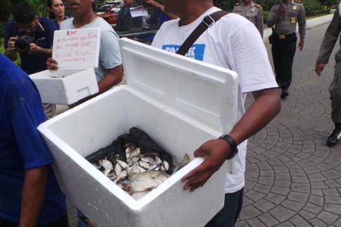 Bau Amis Menyeruak Saat Nelayan Tradisional Bawa Ikan ke Balai Kota
