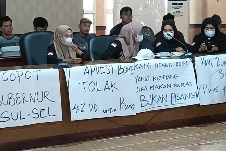 Puluhan kepada desa di Kabupaten Bone, Sulawesi Selatan menggelar unjukrasa di kantor DPRD setempat meminta pembatalan surat edaran tentang penanaman pohon pisang secara serentak. Kamis, (12/10/2023).