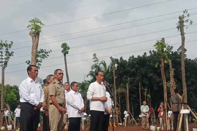Presiden Joko Widodo menghadiri acara gerakan tanam pohon bersama di Hutan Kota JIEP, Kawasan Industri Pulogadung, Jakarta Timur, Rabu (29/11/2023).