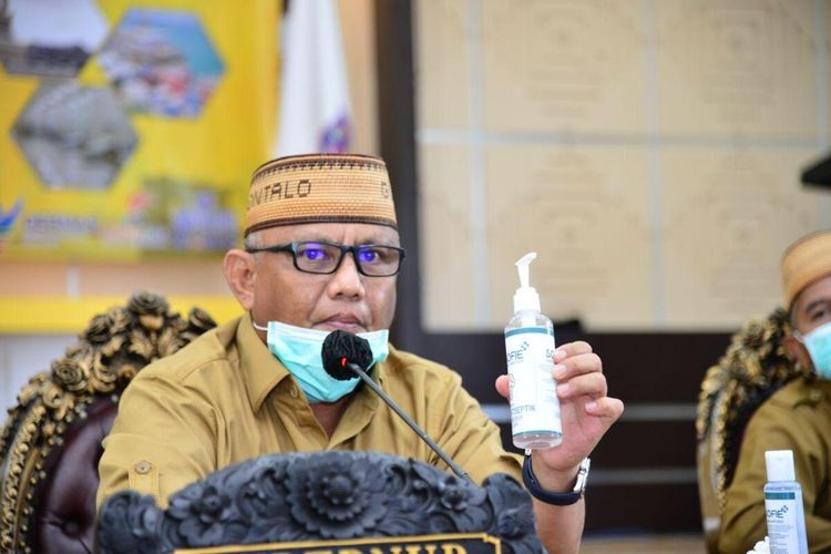 Gubernur Gorontalo, Rusli Habibie dalam konferensi pers di aula rumah jabatan gubernur, Senin (27/4/2020). Ia mengungkapkan kekecewaannya atas penolakan penetapan PSBB di daerah oleh pemerintah pusat.