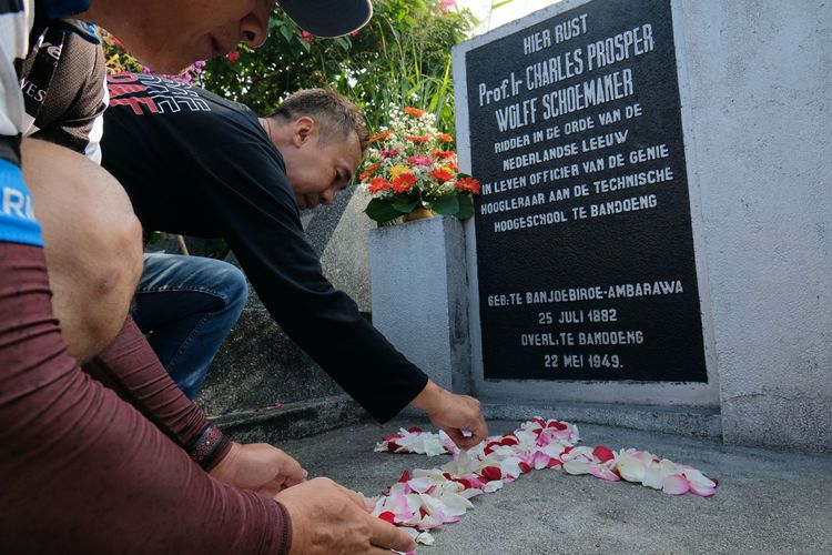 Anggota Preanger Amateur Fotograafen Vereeniging atau Perhimpunan Amatir Foto (PAF) Bandung mengunjungi makam Wolff Schoemaker, pendiri klub foto tertua di Indonesia. 