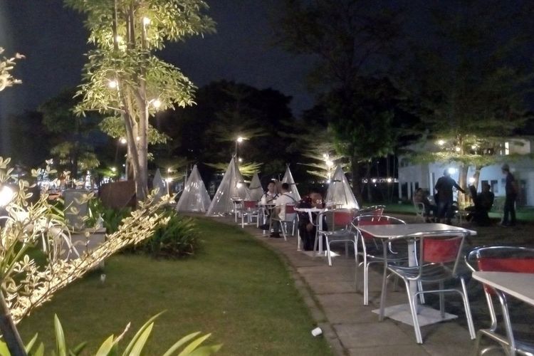 Cafe Tenda Surabaya, salah satu wisata malam di Surabaya.