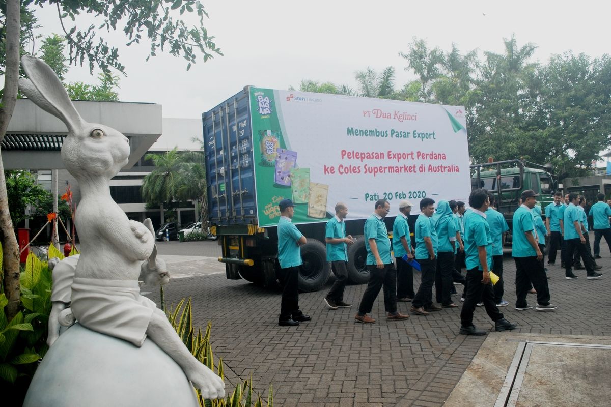 Jajaran PT Dua Kelinci melakukan seremoni pelepasan ekspor perdana ke Supermarket ternama di Australia, Coles Supermarket. Pelepasan kontainer perdana ini disaksikan oleh Direktur Ekspor PT Dua Kelinci, Anton Suwito dan Direktur Operasional PT Dua Kelinci, Gatot Sumartono di halaman depan PT Dua Kelinci, Kabupaten Pati, Jawa Tengah, Kamis (20/2/2020).