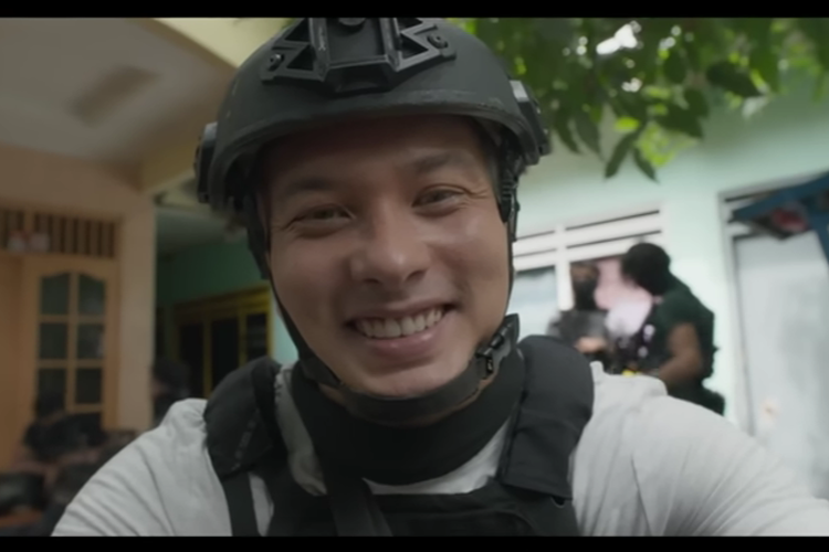 Nicholas Saputra dalam perannya sebagai polisi bernama Aji di film Sayap Sayap Patah.