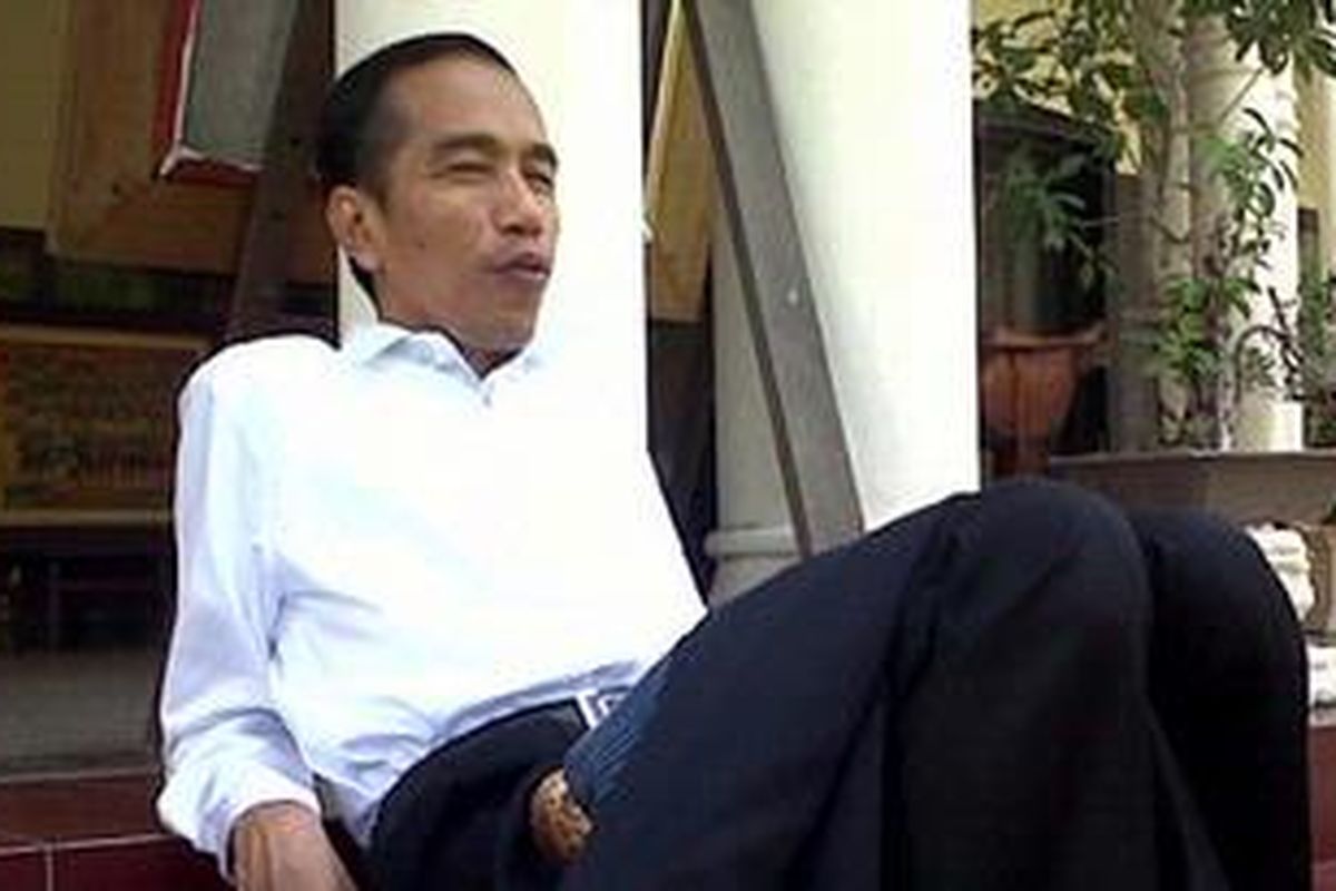 Joko Widodo saat santai di rumah dinasnya.