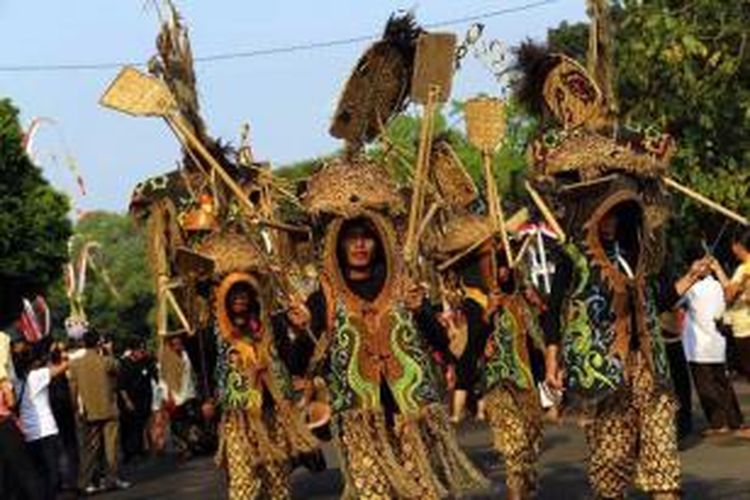 Peserta Pawai Budaya Nusantara 2013 dari Jawa Barat, berjalan berkeliling kawasan Istana menuju Monumen Nasional (Monas), Jakarta Pusat, Minggu (18/8/2013). Pawai Budaya Nusantara yang digelar sebagai rangkaian kegiatan memperingati Hari Kemerdekaan RI Ke-68 mengangkat tema 