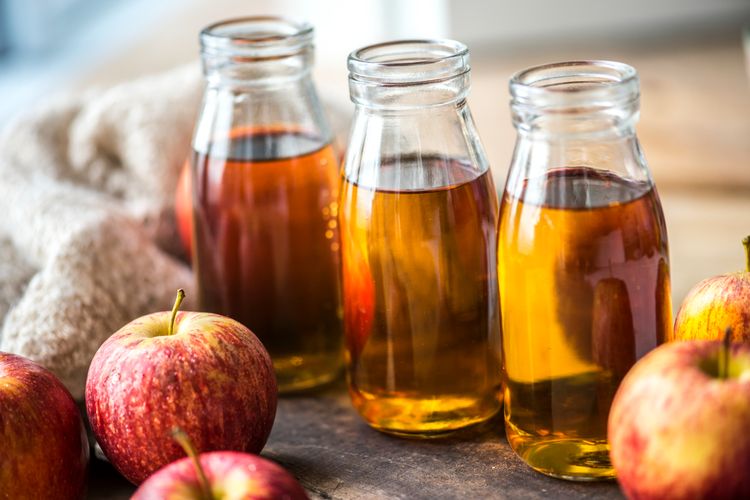 Ilustrasi cuka sari apel. Salah satu minuman diet alami.