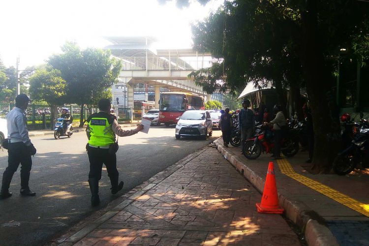 Polisi dan Dishub biarkan ojek mangkal di trotoar Stasiun Palmerah, Senin (31/7/2017).