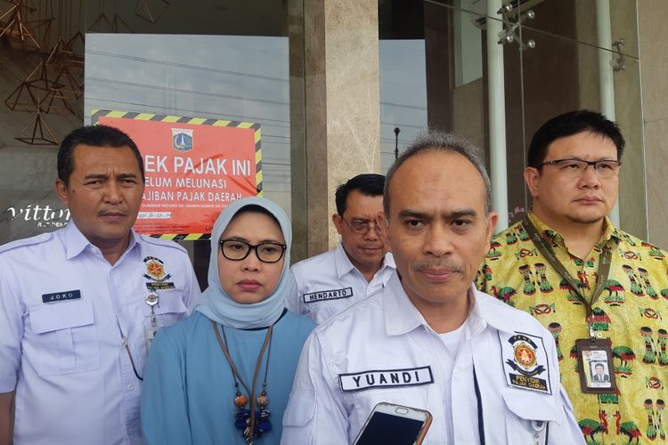 Petugas dari Badan Pajak dan Retribusi Daerah (BPRD) DKI Jakarta bersama Tim Koordinasi Supervisi dan Pencegahan Komisi Pemberantasan Korupsi (KPK) menggelar razia penunggakan pajak door to door di wilayah Jakarta Barat pada Jumat (6/12/2019)