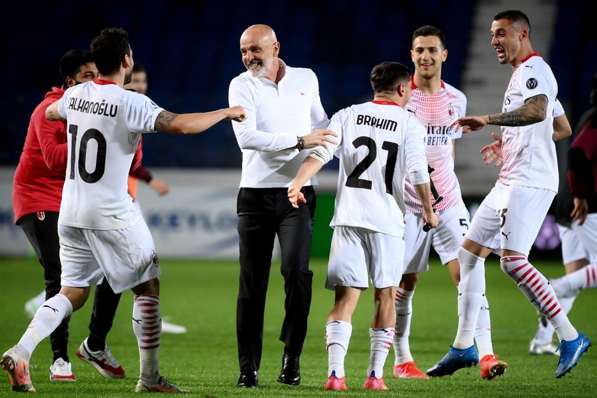 Selebrasi pelatih AC Milan, Stefani Pioli (tengah), setelah timnya mengamankan satu tempat ke Liga Champions musim depan. 