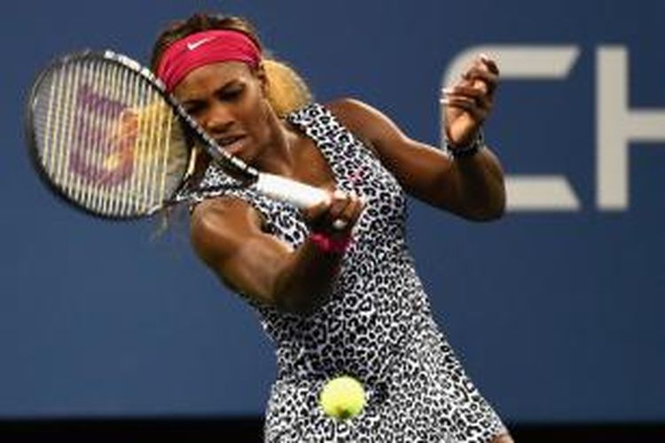 Petenis Amerika Serikat, Serena Williams, memukul bola dari petenis Italia, Flavia Penneta, pada laga perempat final AS Terbuka di USTA Billie Jean King National Tennis Center, New York, Rabu (3/9/2014). Williams menang 6-3, 6-2.