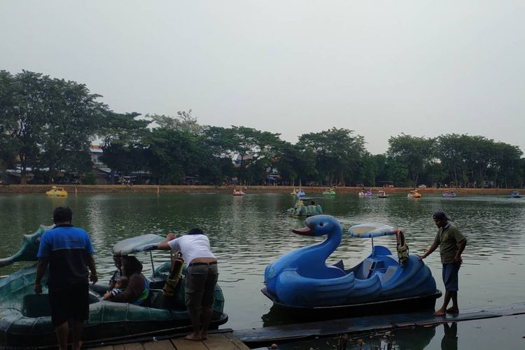 Perahu angsa di Setu Babakan, Jakarta Selatan.