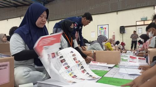 Bahagianya Nur Aini, Lipat Surat Suara Diupah Rp 1,2 Juta Per 5 Hari