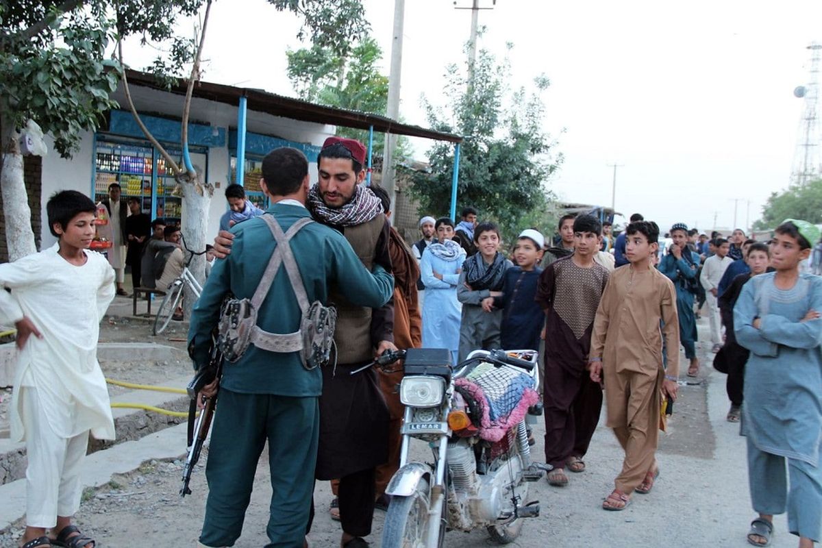 Inilah momen ketika seorang anggota Taliban berpelukan dengan polisi Afghanistan ketika mereka merayakan Idul Fitri bersama.