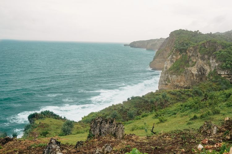 Pemandangan laut lepas dari HeHa Ocean View, pilihan tempat wisata di Yogyakarta dengan pemandangan indah.