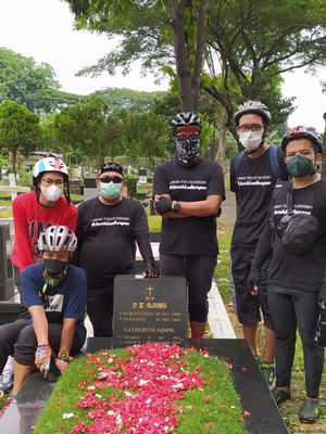 Kami berziarah ke makam pendiri Kompas Gramedia, bapak P.K Ojong di TPU Tanah Kusir, Jakarta Selatan, Minggu (12/9/2021).