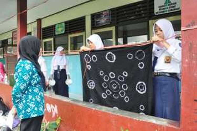 Sebanyak 52 tim utusan SMP/MTs se-Kabupaten Semarang, Rabu (27/1/2016) siang   mengikuti lomba membuat batik jumputan untuk taplak meja di SMP Negeri 1 Bawen.