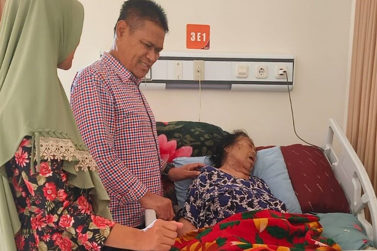 Sujatno menjenguk legenda Gunung Lawu Mbok Yem. Mantan Ketua DPRD Kabupaten Magetan dari PDI P tersebut mengenal langsung Mbok Yem saat mendaki puncak Gunung Lawu di awal tahun 2000 an. Dia mengaku kagum dengan dedikasi dan perjuangan Mbok Yem untuk GUnung Lawu dengan membuka warung untuk menyedikan menu makan dengan harag murah bagi pendaki.