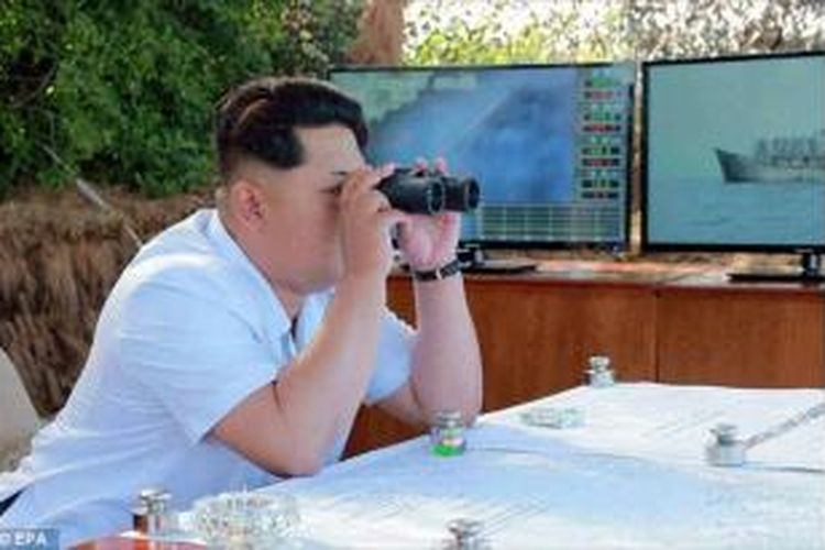 Pemimpin Korea Utara Kim Jong Un menyaksikan uji coba roket anti-kapal perang pada Minggu (14/6/2015).