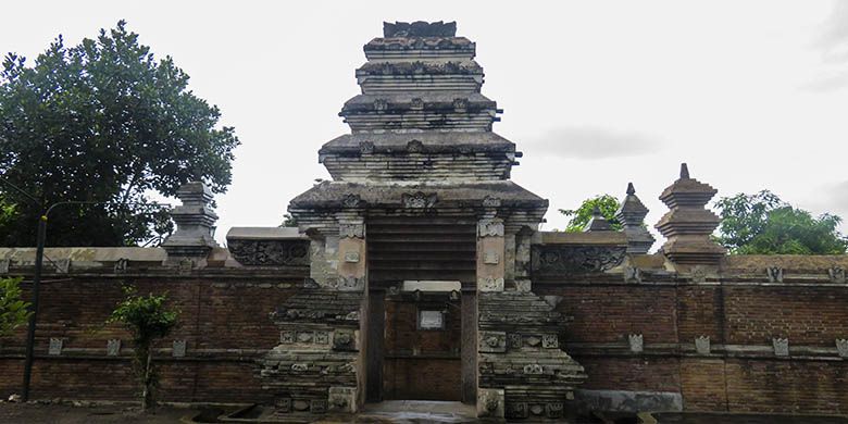 Gerbang menuju makam Raja Mataram di Kompleks Masjid Gedhe Mataram, Kotagede