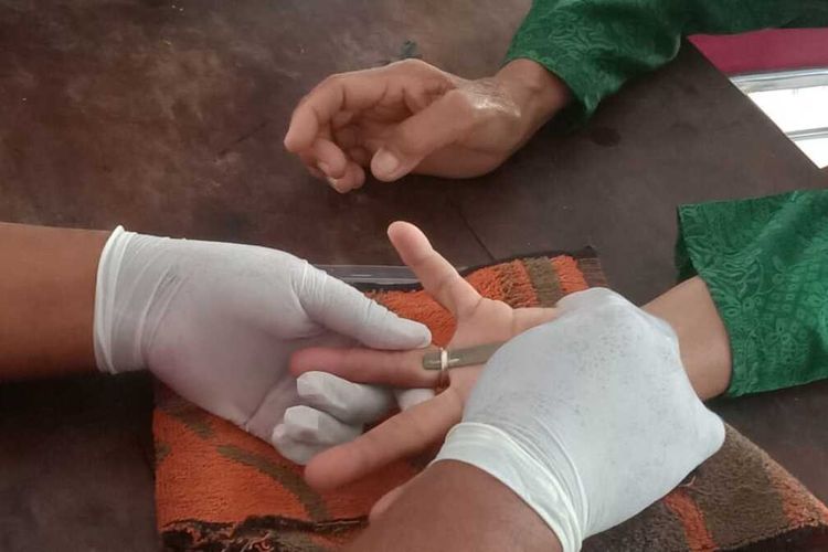 Caption: Proses evakuasi pelepasan cincin di jari nenek Sukijem yang yang dilakukan petugas Pemadam Kebakaran, Sabtu (12/11/2022). Doc: Damkar Nganjuk