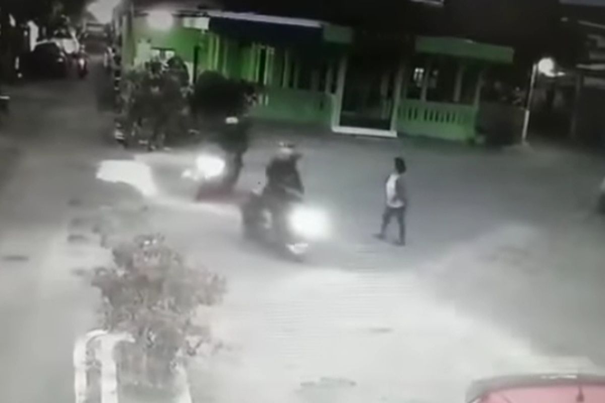 Video rekaman CCTV peristiwa penjambretan di Kota Malang viral tersebar di salah satu akun Instagram. 