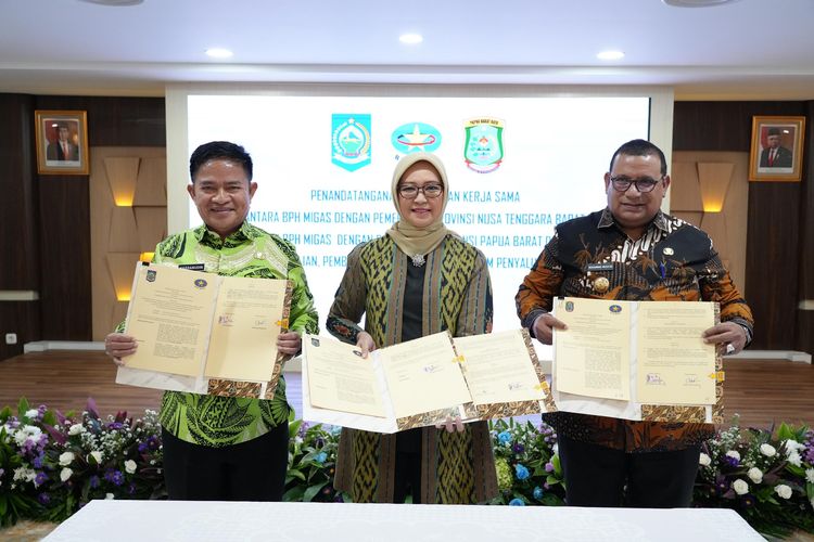 Acara penandatanganan PKS Kepala BPH Migas Erika Retnowati dengan Penjabat (Pj) Gubernur NTB Hassanudin dan Pj Gubernur Papua Barat Daya Mohammad Musa'ad di Jakarta, Senin (8/7/2024). 